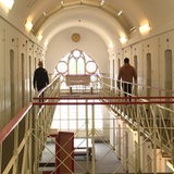 Es ist das Treppenhaus und der Zugang zuden Zellen der Justizvollzugsanstalt in Oslebshausen zu sehen.