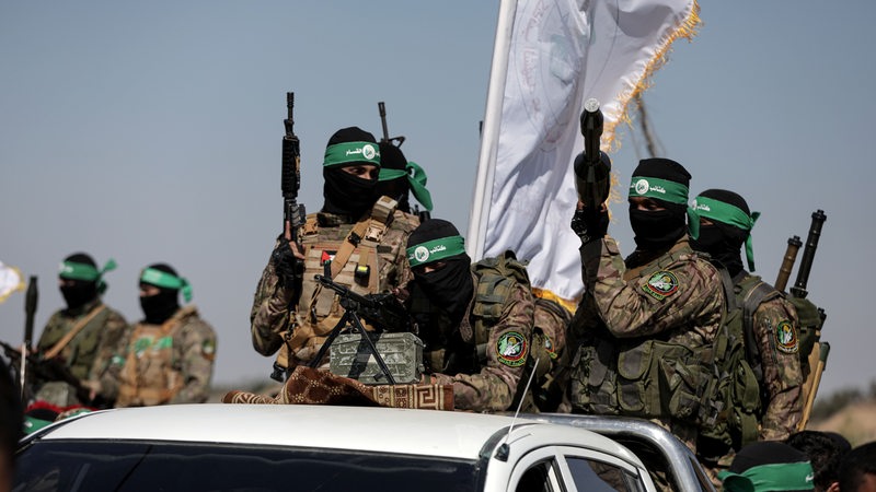 Kämpfer der Hamas stehen auf der Ladefläche eines Pickups.