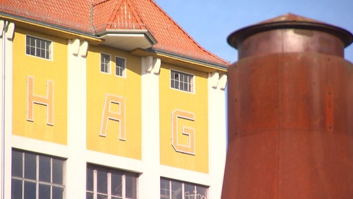 Das gelbe, stillgelegte Kaffee-Haag-Gebäude.