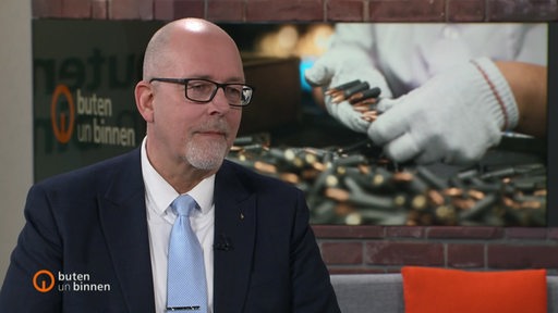 Kai Stührenberg vom Wirtschaftsrat im Studio von buten un binnen.