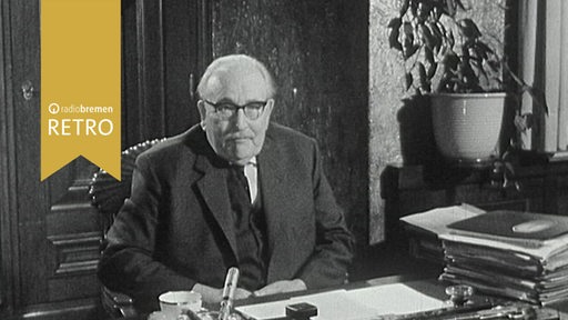 Wilhelm Kaisen sitzt am Schreibtisch im Rathaus
