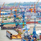 Blick auf die Werften im Kaiserhafen und die Flächen der Auto-Terminals von Bremerhaven