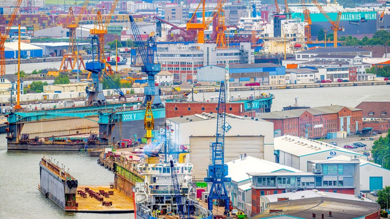 Blick auf die Werften im Kaiserhafen und die Flächen der Auto-Terminals von Bremerhaven