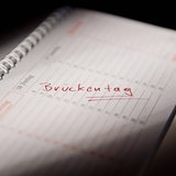Auf einem Kalender ist ein Freitag als Brückentag markiert.