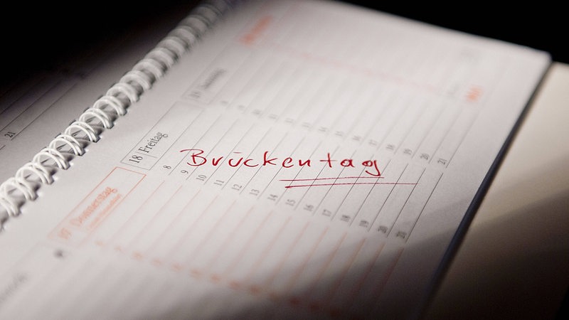 Auf einem Kalender ist ein Freitag als Brückentag markiert.