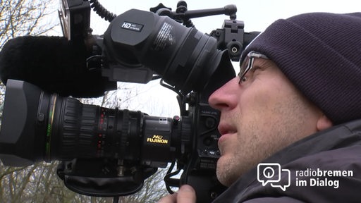 Ein Kameramann bei Filmaufnahmen