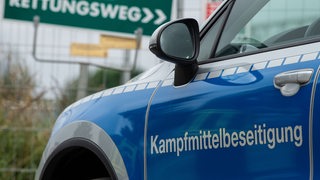 Ein Einsatzfahrzeug des Kampfmittelräumdienstes steht an einem möglichen Fundort.