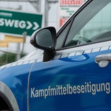 Ein Einsatzfahrzeug vom Kampfmittelräumdienst steht an einem möglichen Fundort in einem Industriegebiet.