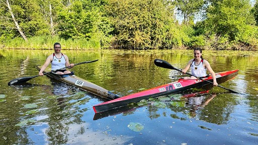 Zwei Kanutinnen der deutschen Mannschaft auf einem Fluss