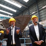 Bundeskanzler Scholz und Ministerpräsident Weil auf der Meyewr Werft