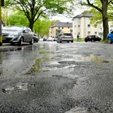 Eine kaputte Straße.
