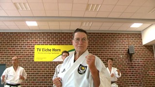 Elke von Oehsen in der Turnhalle von Eiche Horn bei einer Übung mit Karate-Schülern.
