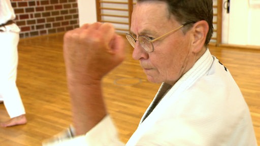 Die 66-jährige Karate-Kämpferin Elke von Oehsen bei einer Übung.
