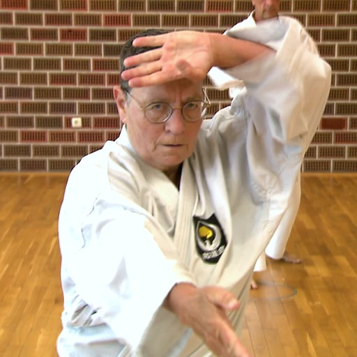 Die 66-jährige Karate-Kämpferin Elke von Oehsen bei einer Übung.
