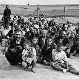 Eine Gruppe von Sinti und Roma im Konzentrationslager Belzec (um 1942)