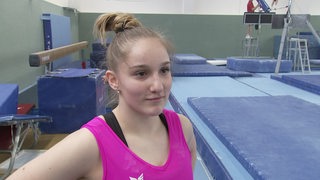 Karina Schönmaier in einer Turnhalle im Interview.