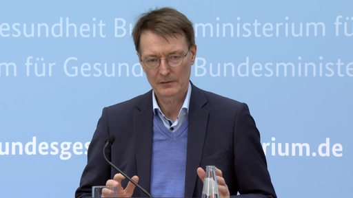Der Bundesgesundheitsminister Karl Lauterbach in der Pressekonferenz. 