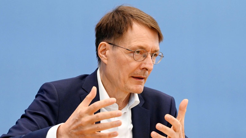 Karl Lauterbach bei der Bundespressekonferenz zum Krankenhaustransparenzgesetz im Haus der Bundespressekonferenz