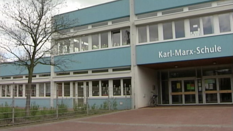 Der Eingang zur Karl-Marx-Grundschule in Bremerhaven