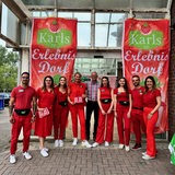 Eine Gruppe rot-gekleideter Menschen posiert für ein Gruppenfoto.
