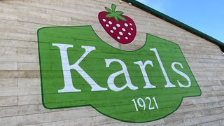 Logo von Karls an einer Bretterbude