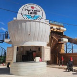 Eröffnung von Karls Erlebnispark - Pipikaka Land (ein riesiges Holzklo als Eisverkaufstand)