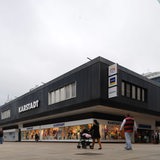 Die Fassade des Karstadt-Kaufhauses in der Fußgängerzone von Bremerhaven