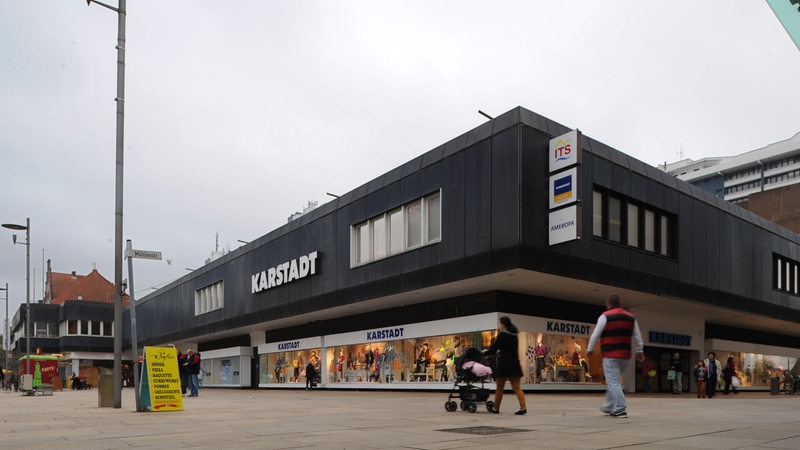Die Fassade des Karstadt-Kaufhauses in der Fußgängerzone von Bremerhaven