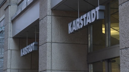 Das Schild von Karstadt von einer Außenansicht auf das Geschäft.