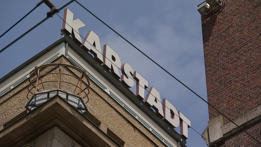 Die großen Karstadt Buchstaben auf dem alten Gebäude in der Bremer Innenstadt.