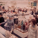 Eine Archiv-Aufnahme zeigt Karstadt Bremen von innen in den 70er Jahren.
