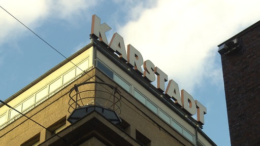 Der Schriftzug der Karstadt-Filiale auf einem Hausdach.