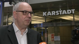 Der Bürgermeister Andreas Bovenschulte vor der Karstadt Filialle. 
