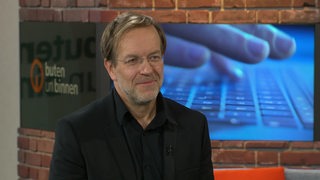 Karsten Wolf, Medienpädagoge an der Uni Bremen, im Studio von buten un binnen