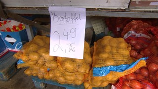 Kartoffeln in einem Supermarkt.