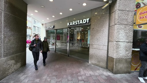 Der Eingang des Karstadt Gebäudes in der Bremer Obernstrasse.