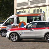 Drei Fahrzeuge des Katastrophenschutzes Bremen stehen auf einem Parkplatz