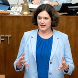 Kathrin Moosdorf (Bündnis 90/Die Grünen), Senatorin für Klima, Umwelt und Wissenschaft, spricht bei der Bürgerschaftssitzung im Plenarsaal.