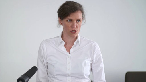 Die Architektin Katja Pahl spricht am Mikrophon