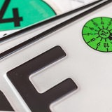 Tüvplakette auf einem Nummernschild in Deutschland