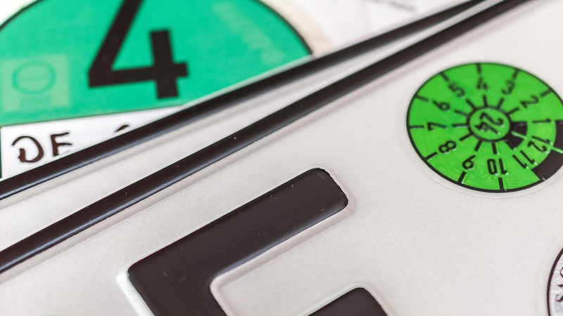 Tüvplakette auf einem Nummernschild in Deutschland