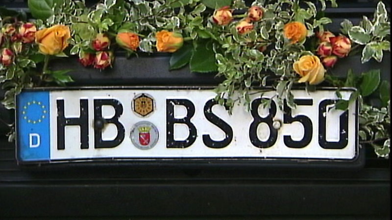 Ein Bremer Kennzeichen mit Blumen
