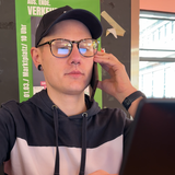 Kevin Behrens hält sein Telefon am Ohr.