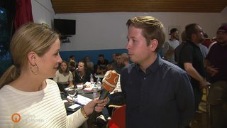 Reporterin Lea Reinhard, die den SPD Politiker Kevin Kühnert interviewt.