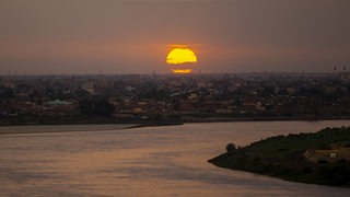 Blick über den Nil auf die Skyline von Khartum