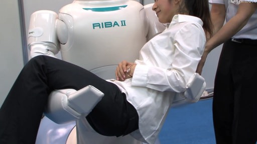 Ein Roboter trägt eine Frau in den Armen.