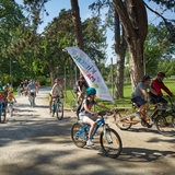 Kinder fahren bei einer Fahrraddemo von Kidical Mass.