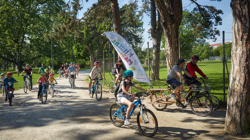 Kinder fahren bei einer Fahrraddemo von Kidical Mass.