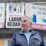 Wolf Blank steht vor seiner Kilia-Drogerie