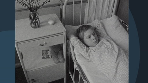 Ein kleiner Junge in einem Krankenhausbett der Professor-Hess-Kinderklinik in den Siebzigern.